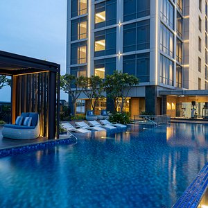 Outdoor Pool at level 5