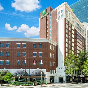Best hotel to stay in the heart of Uptown’s entertainment district