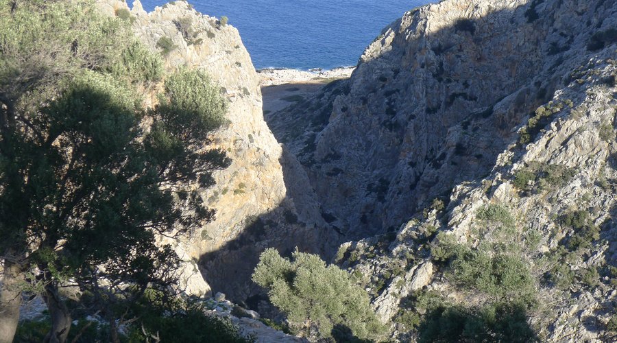 Wanderung vom Kloster Gouverneto zum Kloster Katholiko auf der Akrotiri Halbinsel im Dezember 2021. Hike from the monastery Gouverneto to the monastery Katholiko at the Akrotiri peninsula in December 2021.