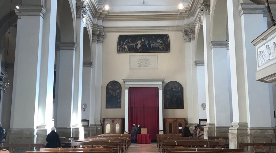 L’uscita vista dall’Altare maggiore ….