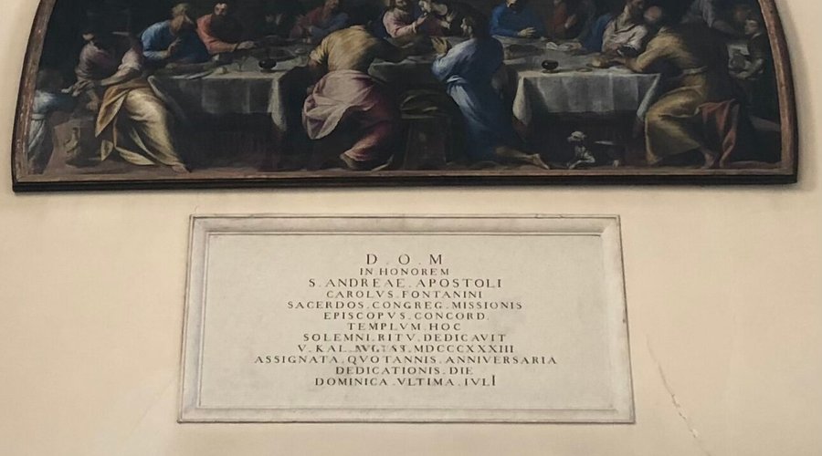 La Lapide in marmo dove si ricorda la dedica del Duomo  a Sant’Andrea .