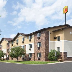 Welcome to the Super 8 CantonLivonia Area