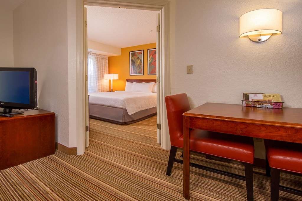 SONESTA ES SUITES CHARLOTTESVILLE UNIVERSITY 159 2 0 9 Updated   One Bedroom Suite Dining 