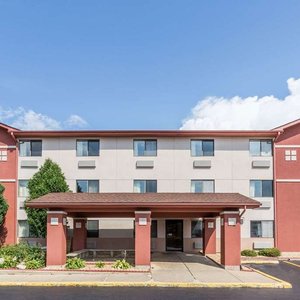 Welcome to the Super 8 St. Charles