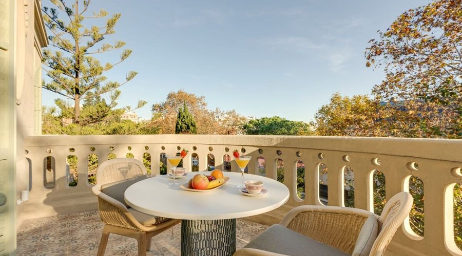 El balcón de la Suite Mirlo, la 302, es uno de los privilegiados de la casa, con vistas a toda la ciudad de Barcelona, incluso el mar... un espacio único. 