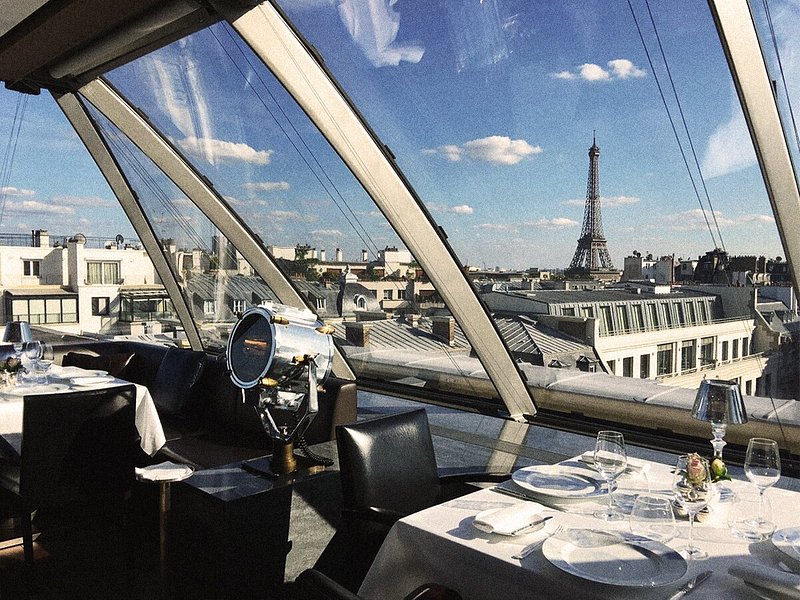 Blick auf den Eiffelturm vom Restaurant im The Peninsula Paris
