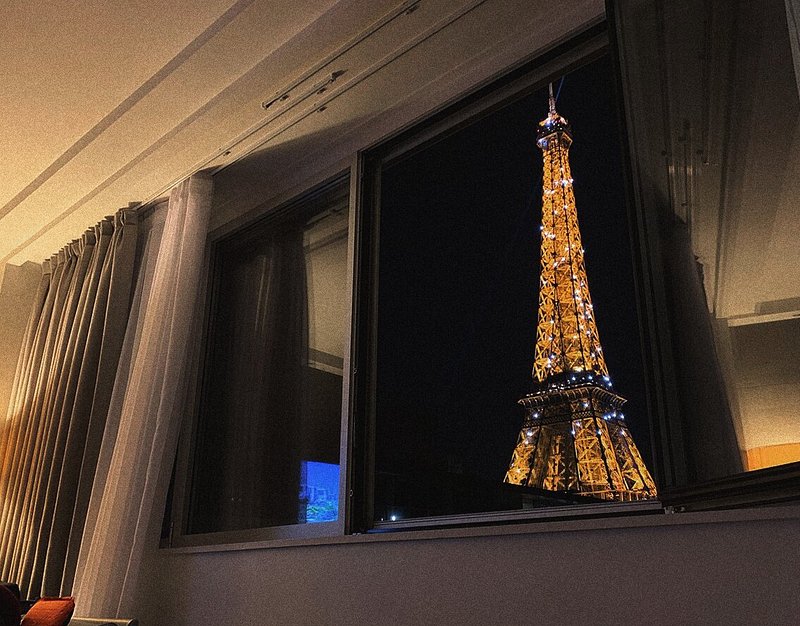 Pemandangan Menara Eiffel di malam hari dari kamar di The Pullman Paris