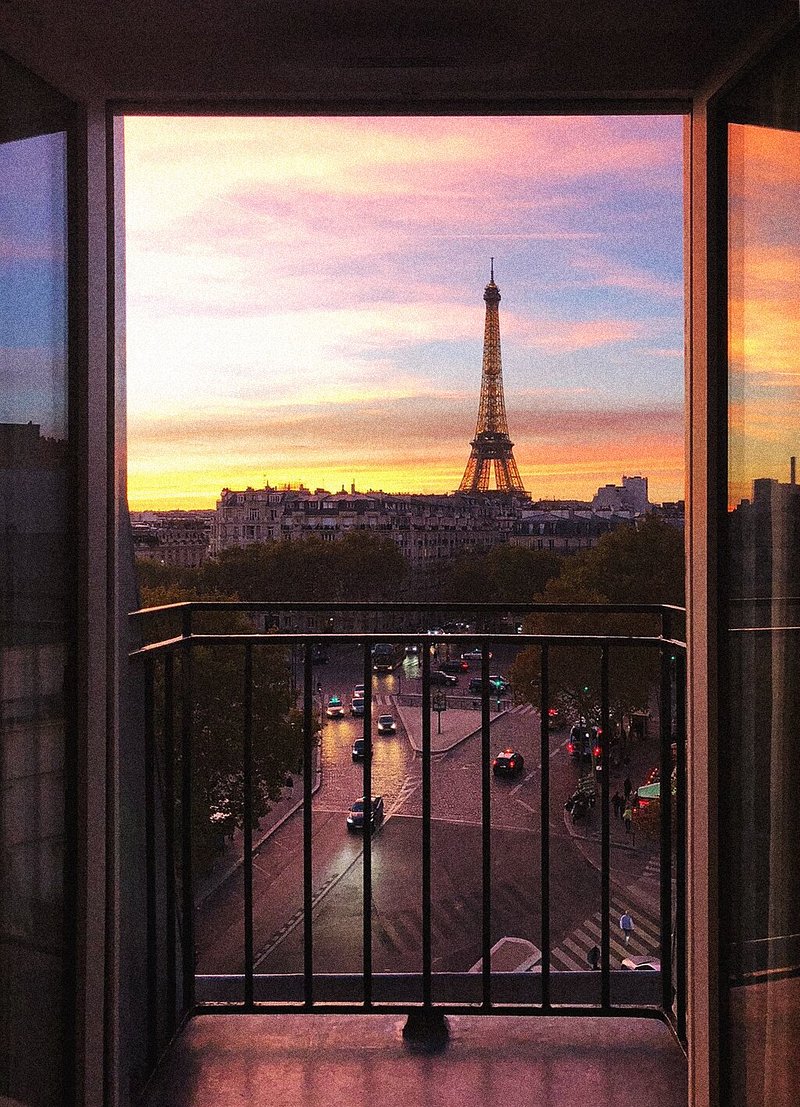 Вид на Эйфелеву башню на закате из номера в отеле Hotel La Comtesse