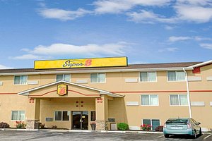 Super 8 by Wyndham Independence Kansas City in Independence, image may contain: Hotel, Building, Inn, Car