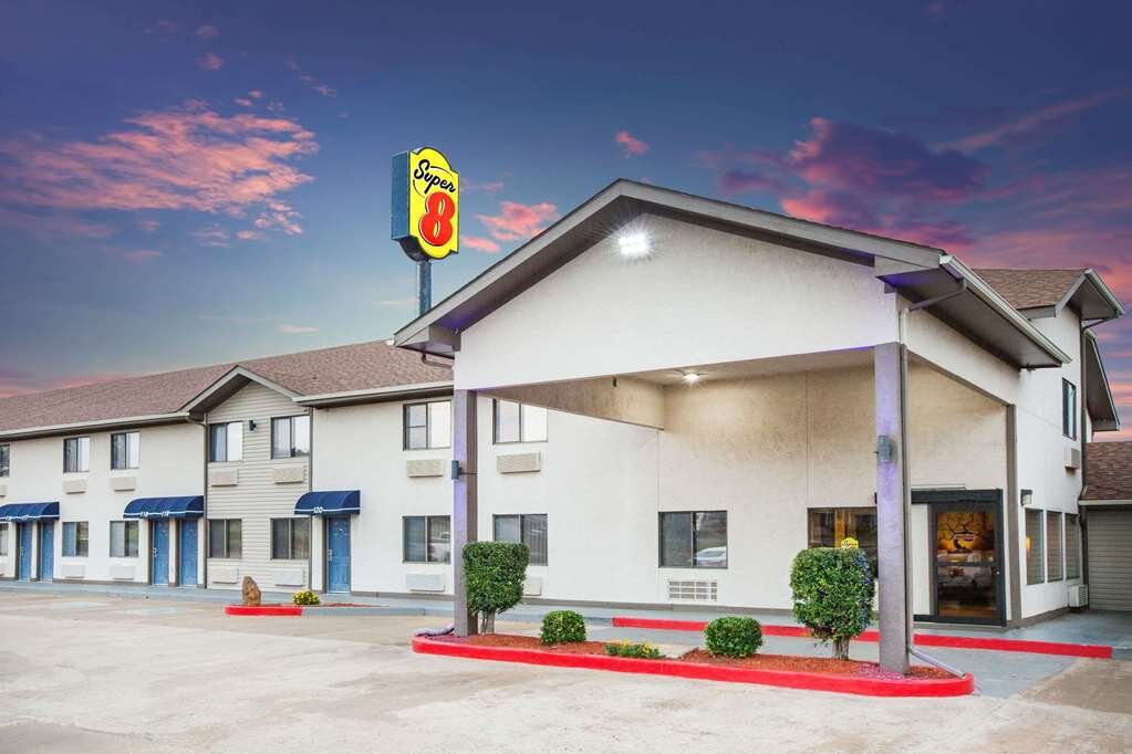 Hotel photo 9 of Super 8 by Wyndham Van Buren/Ft. Smith Area.
