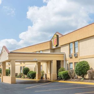 Welcome to the Super 8 Knoxville