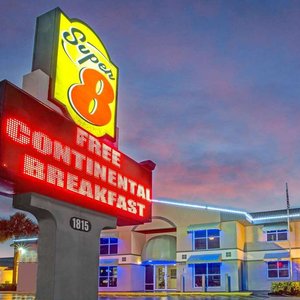 Welcome to the Super 8 Kissimmee