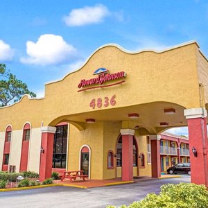Welcome To The Howard Johnson Express Inn-Suites Lake Front Park Kissimmee
