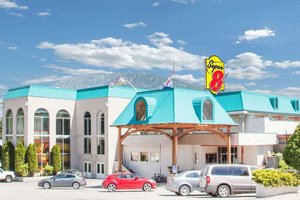 Super 8 by Wyndham Castlegar BC in Castlegar, image may contain: Hotel, Villa, Shopping Mall, Car