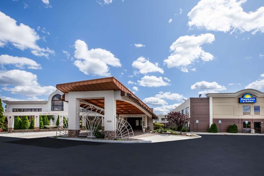 DAYS INN SUITES BY WYNDHAM ROCHESTER HILLS MI 70 7 6