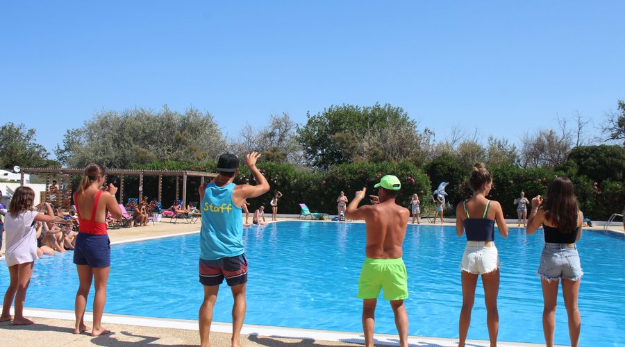 Danse du camping au bord de la piscine, tous les midis en juillet/août