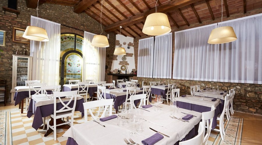 La nostra Sala, un po' più antica, un po' più elegante, con camino e i nostri scaffali di vino.