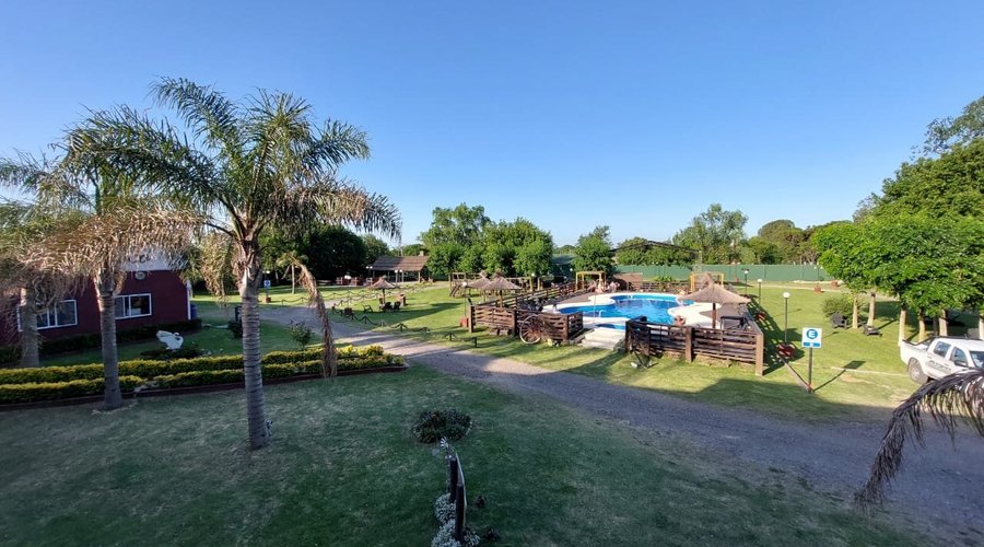 Nuestro parque principal consta de piscina con deck, un estacionamiento descubierto y otro cubierto, quincho de paja, parrillas y muchos espacios con sombra, mesas y sillas. 