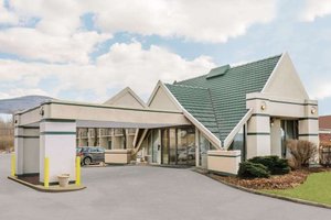 Days Inn by Wyndham Rutland/Killington Area in Rutland, image may contain: Hotel, Building, Housing, House
