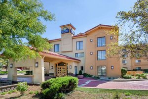 Days Inn & Suites by Wyndham Arlington Heights in Arlington Heights, image may contain: Hotel, Inn, Villa, Plant