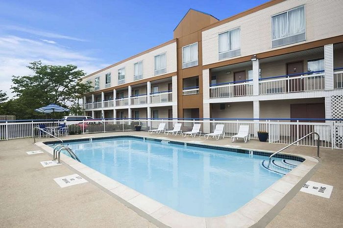 Howard Johnson By Wyndham Romulus Detroit Metro Airport Pool Pictures And Reviews Tripadvisor