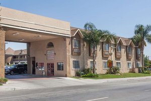 hotels in bakersfield ca with truck parking