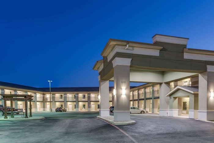 SUPER 8 BY WYNDHAM COTULLA TX $60 ($̶7̶7̶) - Prices & Hotel Reviews