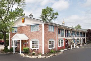Super 8 by Wyndham Sturbridge in Sturbridge, image may contain: Hotel, Building, City, Housing