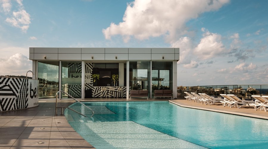 be.KINI Pool & Lounge