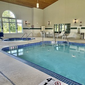 Newly resurfaced pool and hot tub! 