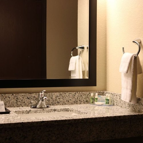 COBBLESTONE INN & SUITES - NEWTON $83 ($̶1̶0̶0̶) - Updated 2022 Prices ...