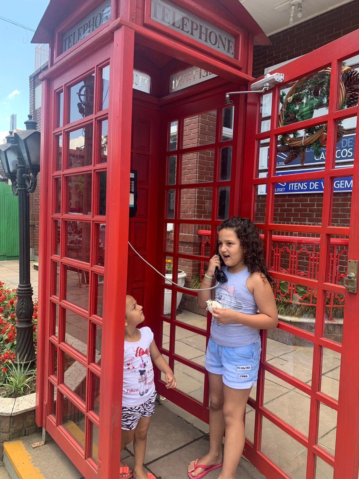 Britânico abre café em cabine telefônica fora de uso