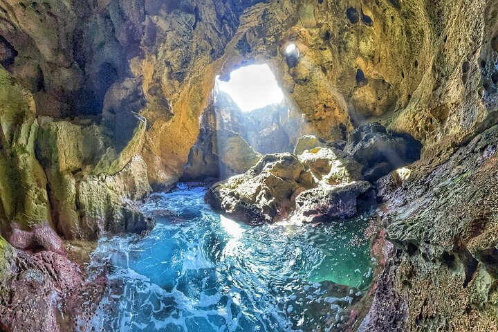 Paisagem natural pixelada com homem das cavernas perto de bônus de