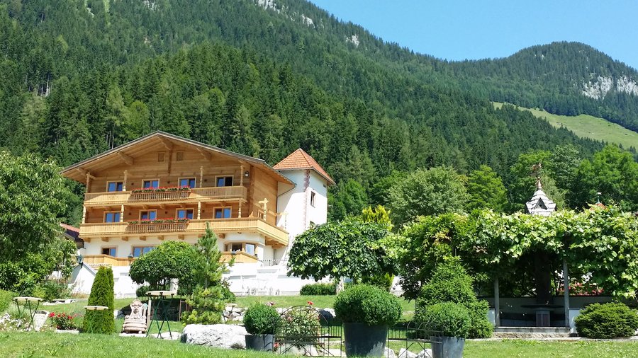 Das Landhaus Ager beherbergt gemütliche Doppelzimmer. Hotel AlpenSchlössl und Landhaus Ager sind durch einen unterirdischen Gang verbunden. So erreichen unsere Gäste ganz einfach den weitläufigen Wellnessbereich. Auch im Landhaus Ager genießen unsere Gäste alle Vorzüge eines Urlaubes im 4-Sterne-Hotel AlpenSchlössl.