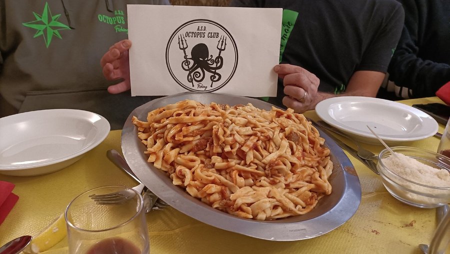 Cucina tipica Piemontese, è possibile scegliere tre tipologie di Menú. Prezzi onesti e bis su ogni portata. Servizio Ottimo.