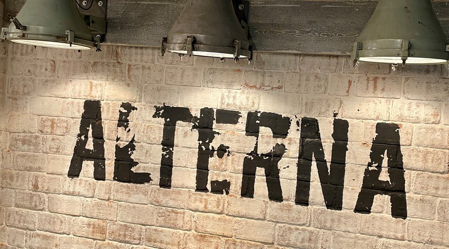 Una decoración cuidada para una sidrería actual