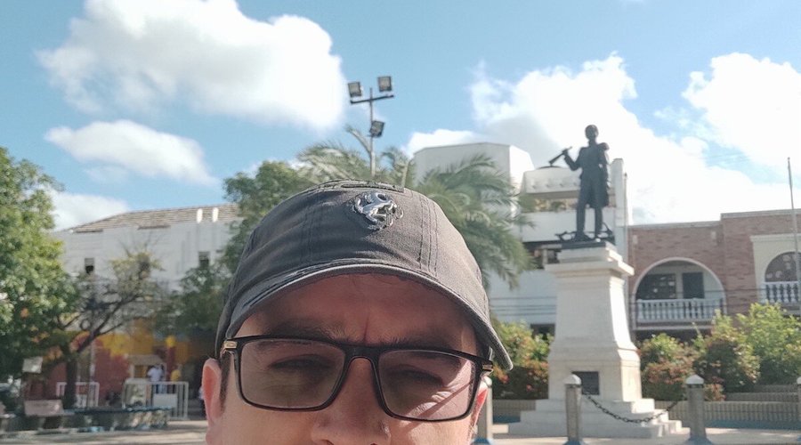 Normal el parque hay  esta toda la zona bancaria y la iglesia de resto nada que mas ver.