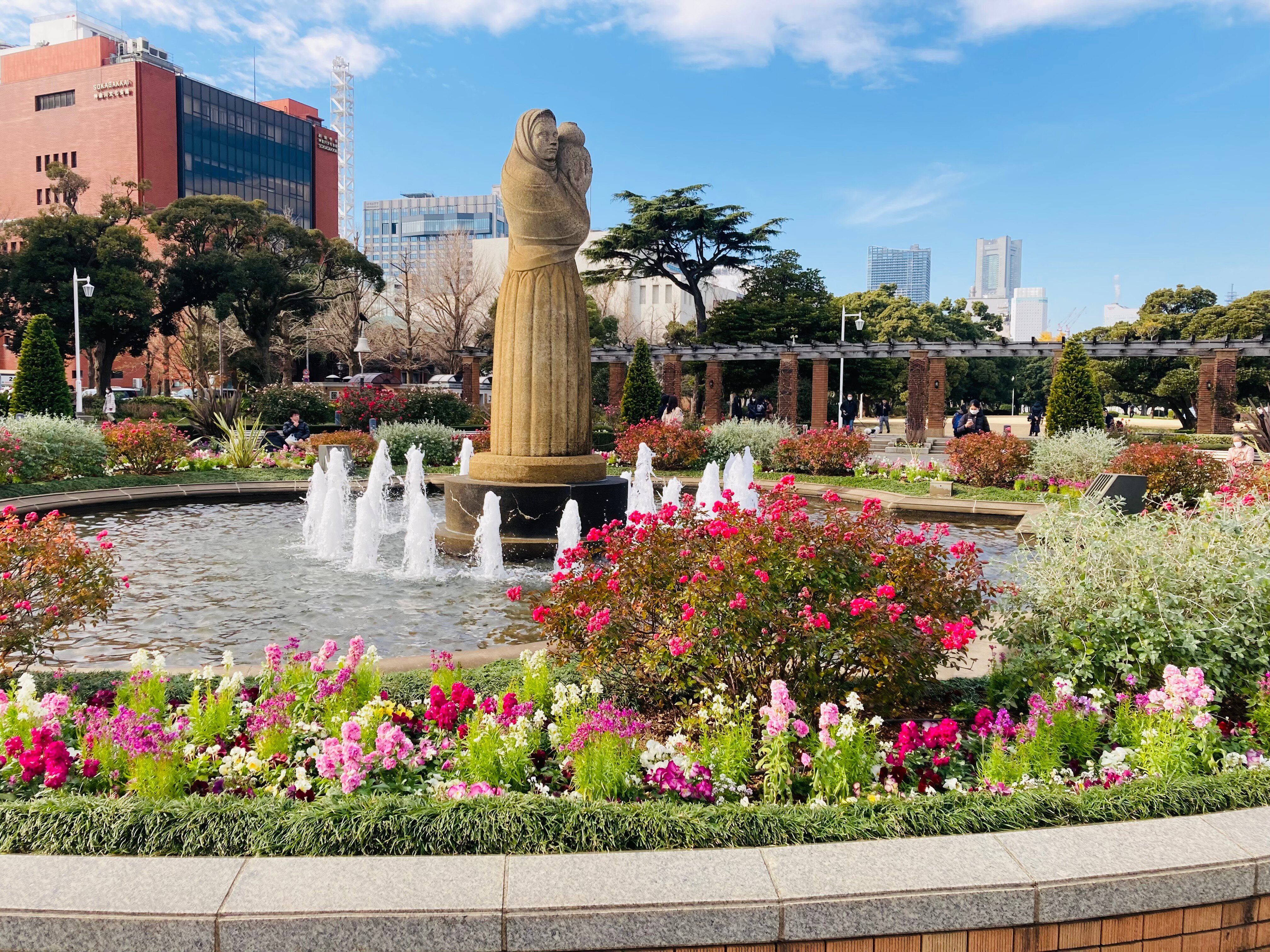 横浜山下公園から見た港の客船 水彩画のイラスト素材 [82173487