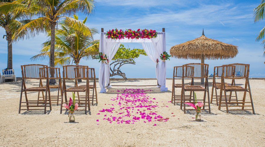 Wedding ceremony on Tek-it-Easy-island