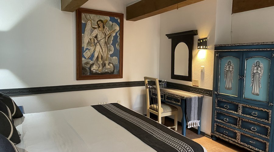 Habitación deluxe con cama matrimonial y terraza privada.