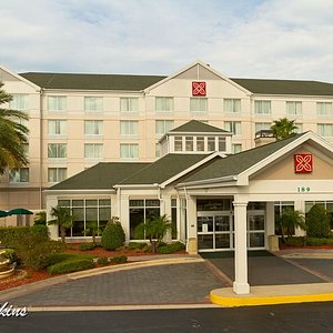 Hilton Garden Inn Daytona Beach Airport in Daytona Beach, image may contain: Hotel, Resort, Neighborhood, Tree