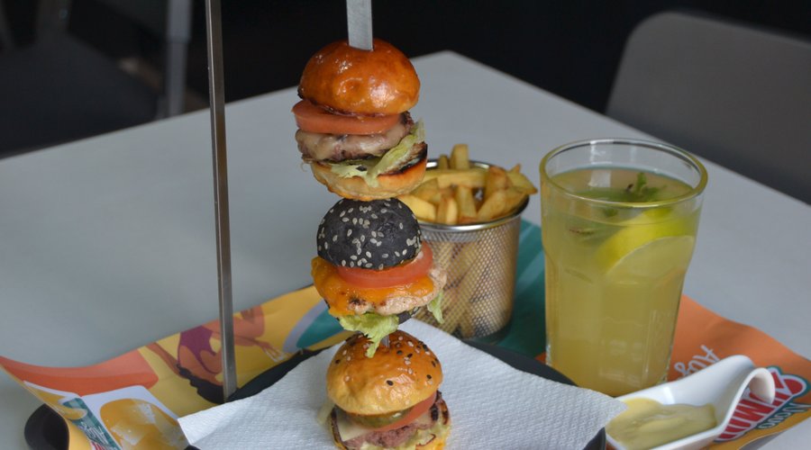 3 Hambúrgueres mini + Bebida + Batatas