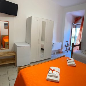 camera arancio