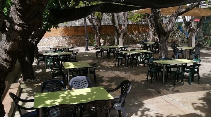 Restaurante con terraza-jardín de 800 m2 con sombra natural. Y local acondicionado interior con capacidad para 80 comensales.