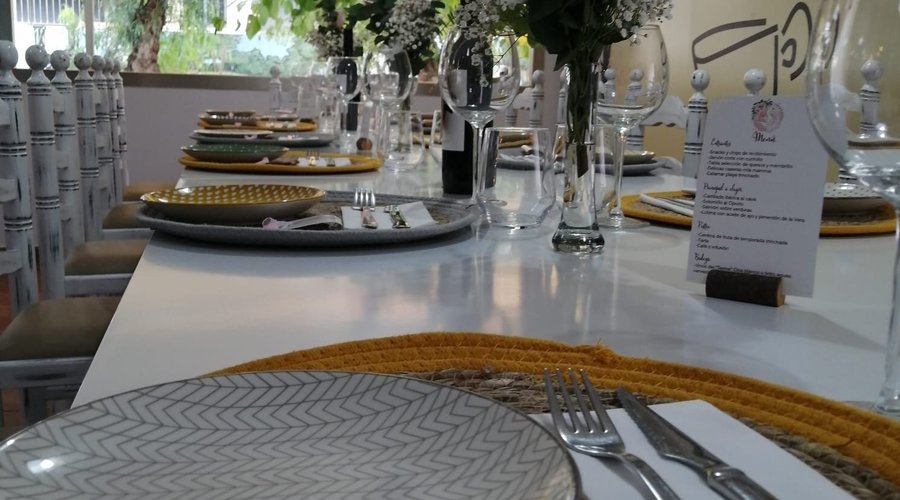 Restaurante con terraza-jardín de 800 m2 con sombra natural. Y local acondicionado interior con capacidad para 80 comensales.
