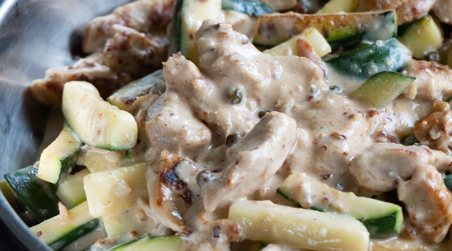Des plats végétariens et végétaliens comme ce Planted chicken en sauce au poivre vert et courgettes