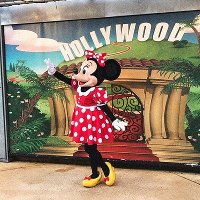 Minnie mouse mascot waving at Disneyland Paris