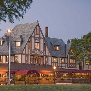 The Red Coach Inn Historic Bed and Breakfast Hotel in Niagara Falls