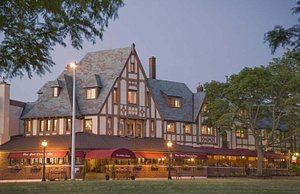 The Red Coach Inn Historic Bed and Breakfast Hotel in Niagara Falls, image may contain: Hotel, Resort, Inn, Grass
