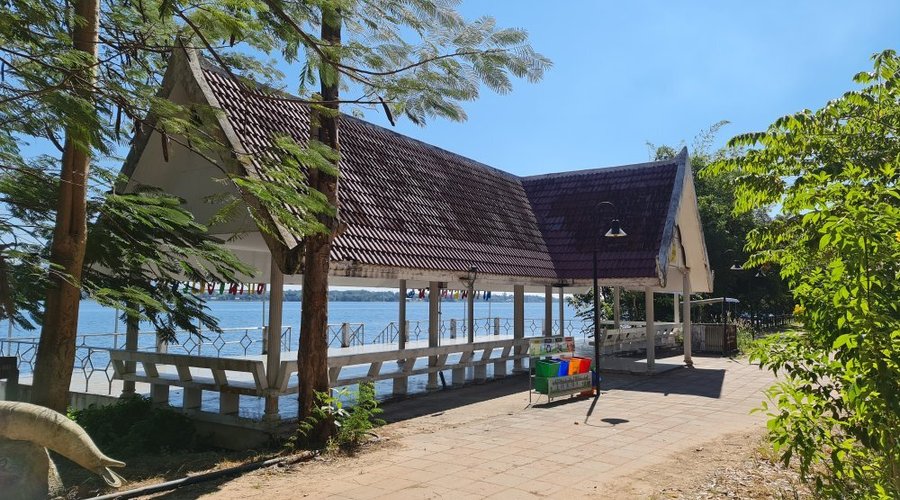 บริเวณหาดนี้จะมีกิจกรรมทางน้ำและร้านอาหารเปิดให้บริการครับ